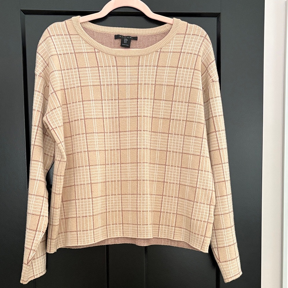 Tahari Plaid Long Sleeve Beige/White Knit Top w/Burgundy Accents. Size Medium.